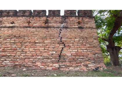 2023–05-22 清迈古城墙上出现裂缝，雨季可能会造成严重影响